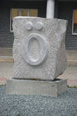 Памятник букве ö, на предыдущей фотографии он находится ближе к правому нижнему углу.
