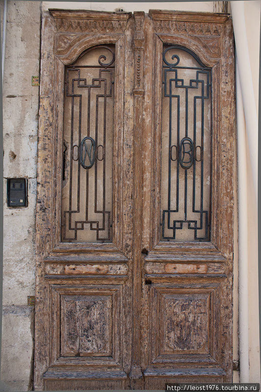 Двери ведущие в стену ) Подобных экспонатов еще несколько встретилось — скорее всего для всеобщего обозрения старинные двери так выставляют. Тель-Авив, Израиль