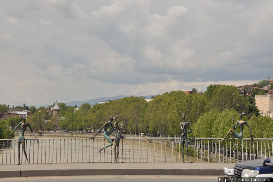 Творения Георгия Джапаридзе, что украсили мост в 2009 году, оказались удачным фоном для фото на память о Тбилиси. Тбилиси, Грузия