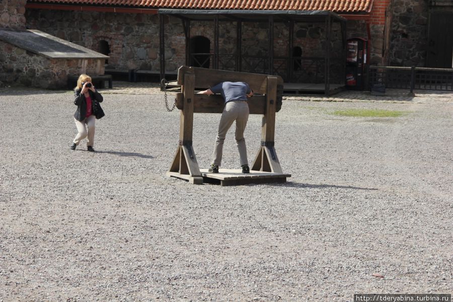 Многое экскурсанты примеряли на себя древние орудия пыток Тракай, Литва