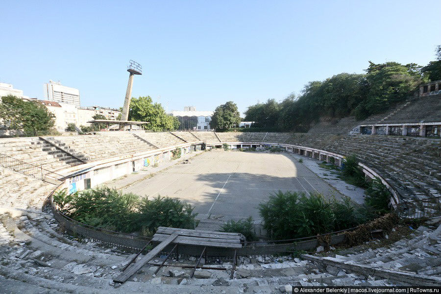 На заднем дворе телецентра — заброшенный стадион, похожий на римский амфитеатр. Нет, его НАТО не бомбило. Просто заброшенный. Белград, Сербия