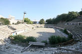 На заднем дворе телецентра — заброшенный стадион, похожий на римский амфитеатр. Нет, его НАТО не бомбило. Просто заброшенный.