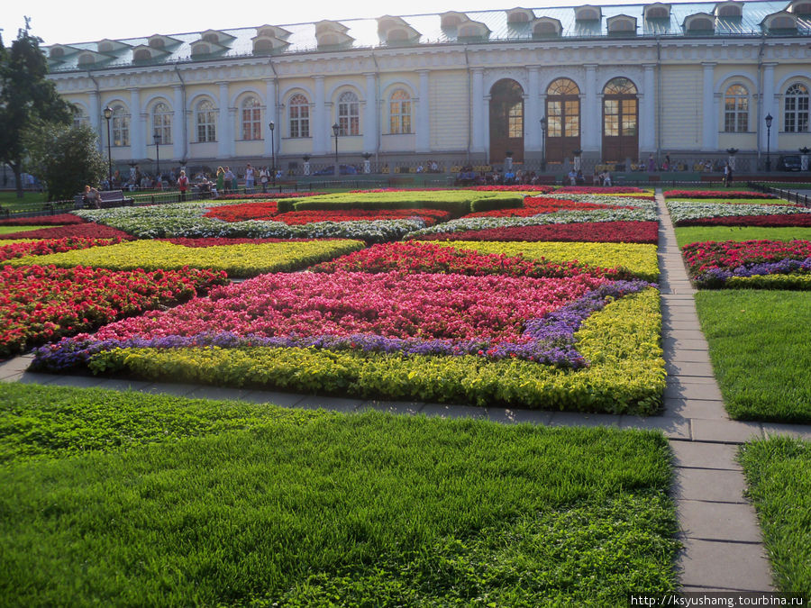 Дворец императрицы, площадь украшена великолепными цветами Сергиев Посад, Россия