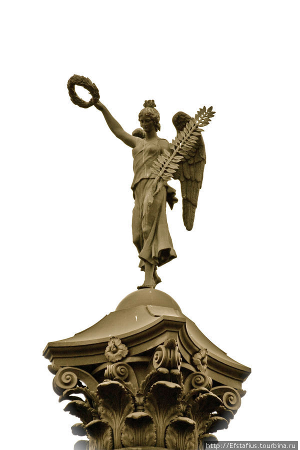 Фигура Слава на вершине монумента Санкт-Петербург, Россия