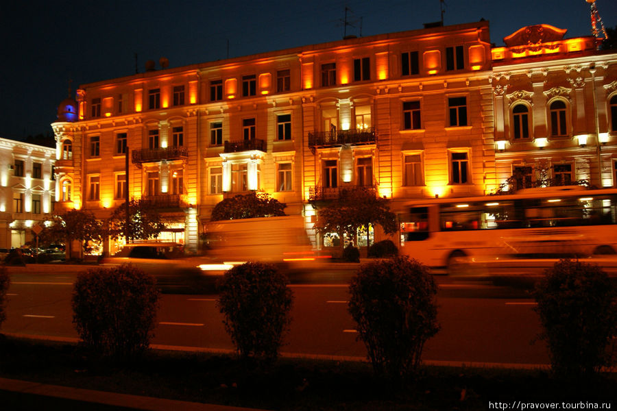 Проспект Руставелли ночью Тбилиси, Грузия Проспект Руставелли ночью Тбилиси, Грузия