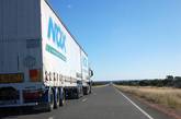Надпись на контейнере грузовика: Без грузовиков Австралия встанет (Without trucks Australia stops)