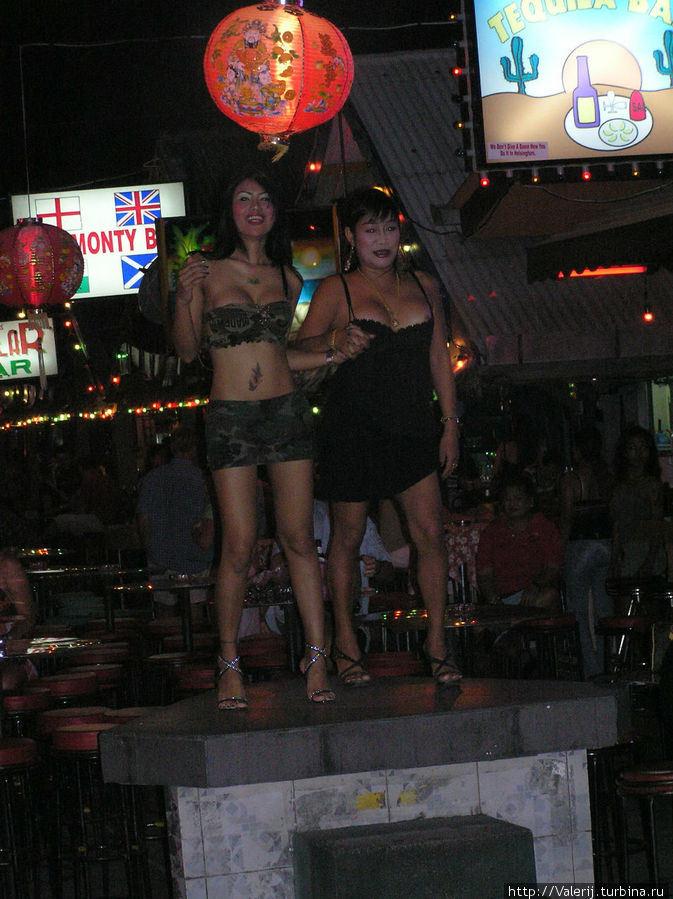 И это реклама, и красные фонари на месте ... Патонг, Таиланд