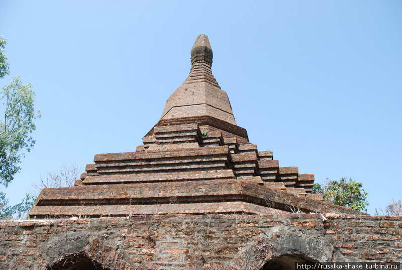 Статуя Будды под крышей Мраук-У, Мьянма