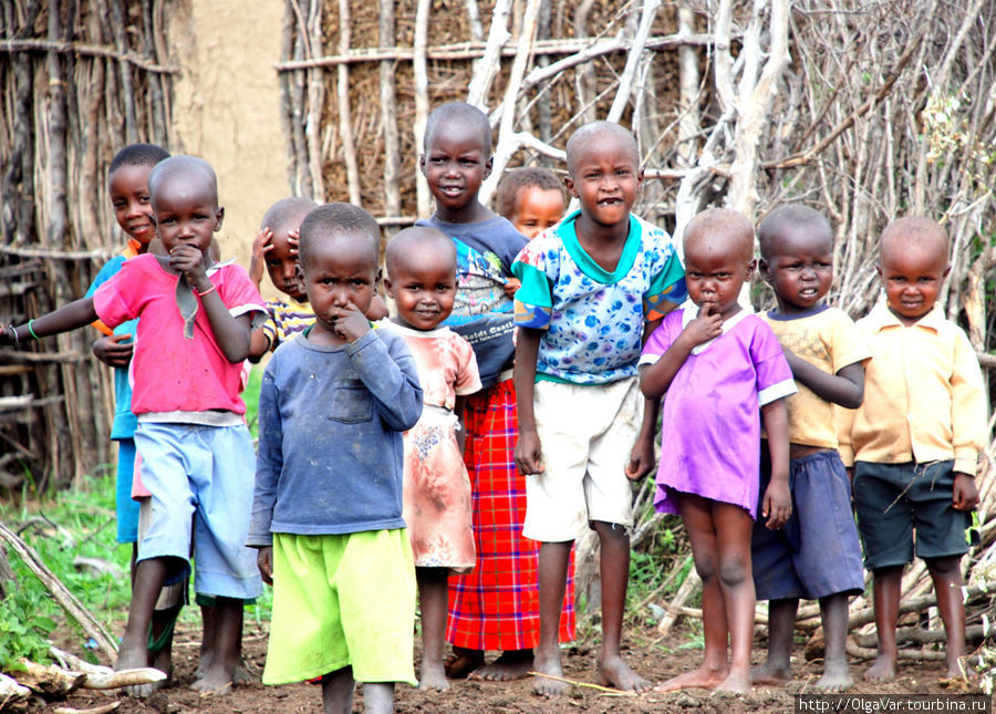 Молодое поколение масаев строило какие-то рожицы Масаи-Мара Национальный Парк, Кения
