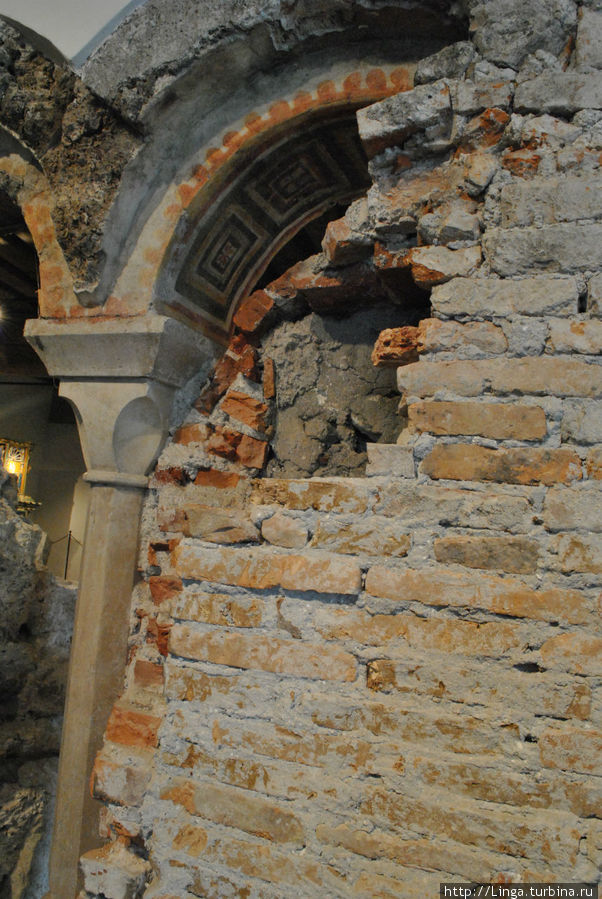 Во время последних реставрационных работ в 20000 году было обнаружено романское окно периода начала строительства крепости. Датируется XII веком... Зальцбург, Австрия