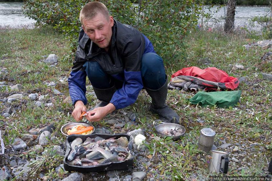Славка — положительный пример рыбака, который не только любит рыбалку, но любит и готовить. Магаданская область, Россия