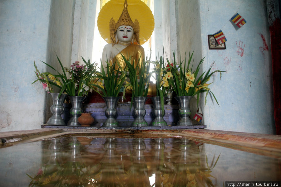 Покрытый водой отпечаток ступни Будды Мингун, Мьянма