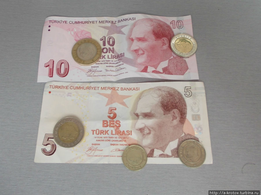 И каждая денежная купюра, от 5 до 100 лир, и старые купюры тоже с ним. Таким образом, Ататюрк — один из самых изображаемых людей на планете: число портретов Ататюрка (включая денежные) больше, чем общее число турков за всю их историю. Турция
