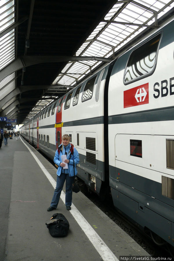 На этом красивом поезде мы ехали из Цюриха в Сан-Мориц. Сан-Мориц, Швейцария