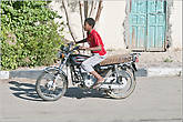 Если у тебя есть мотоцикл — ты крутой египтянин. Здесь даже мотоцикл — дорогое средство передвижения...
*