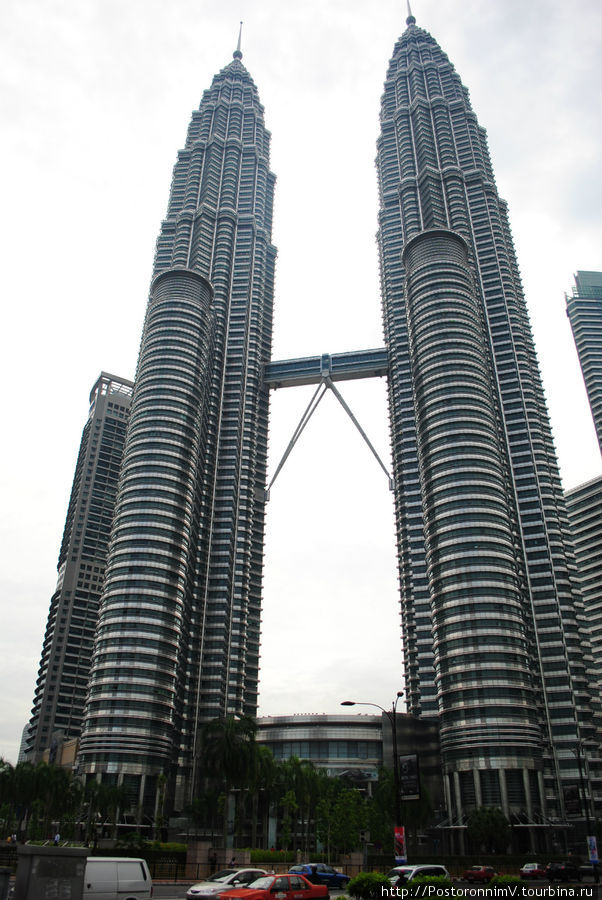 Петронас: 88 этажей, 452м в высоту. Куала-Лумпур, Малайзия