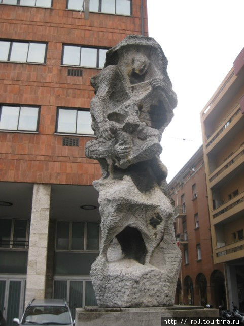 Жутковатый памятник незнамо чему Болонья, Италия