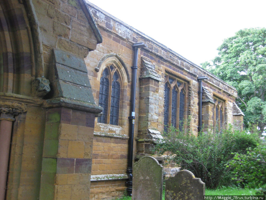2 квадратных окна в южной стене южной часовне характерны для 14 века Нортхемптон, Великобритания
