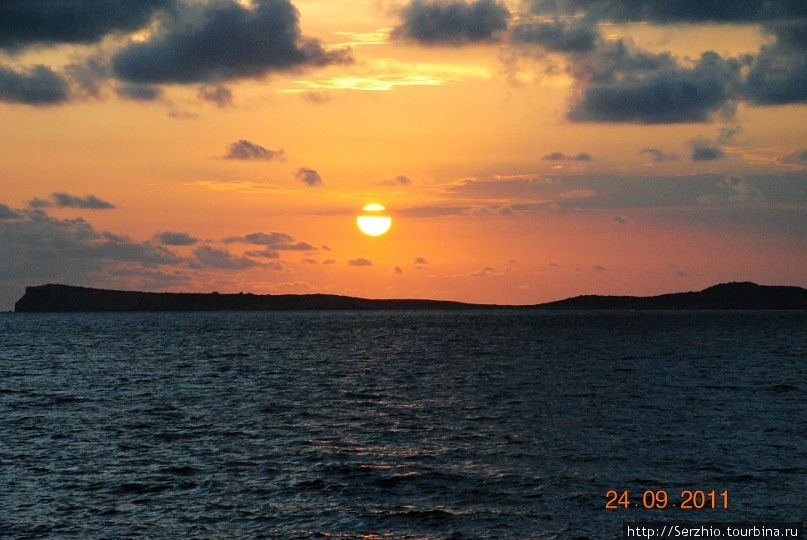 На фото солнце кажется не большого размера, но, когда смотришь сам — оно намного больше. Остров Ибица, Испания