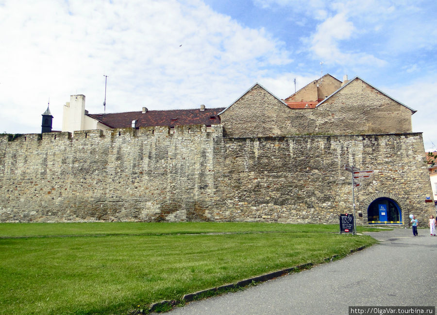 Длинные ворота — город был обнесен стеной, сохранившейся местами до наших дней Литомержице, Чехия