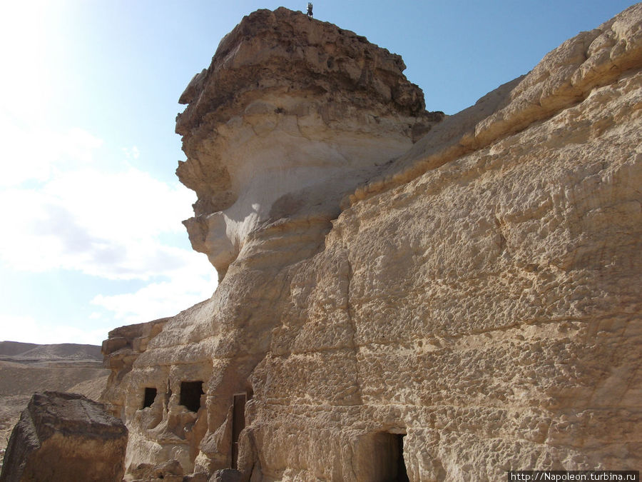 Мастабы и гробницы вырубленные в скальной породе