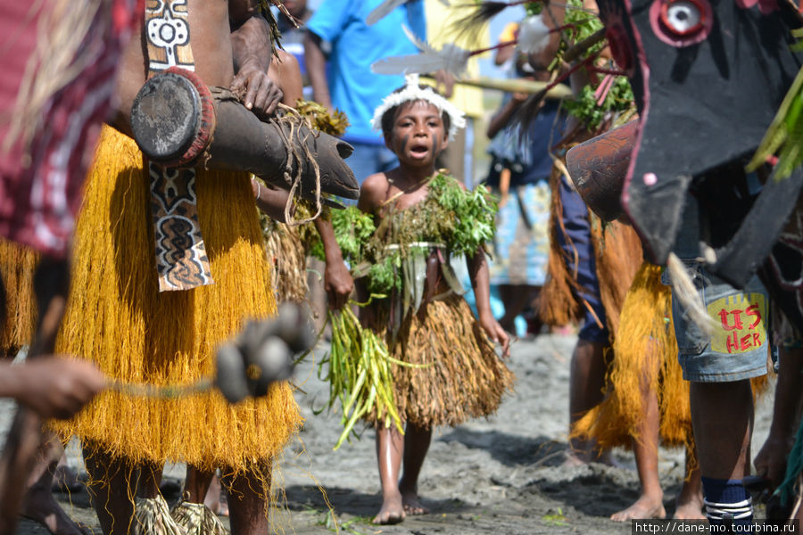 Дети тоже участвуют в выступлениях Провинция Галф, Папуа-Новая Гвинея