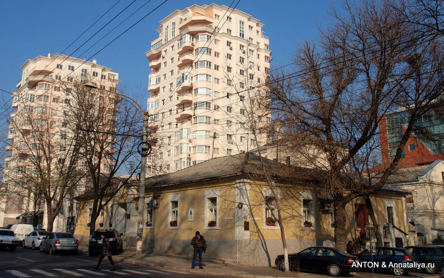 В центре города особняки 19 века соседствуют с высотками. Кишинёв, Молдова