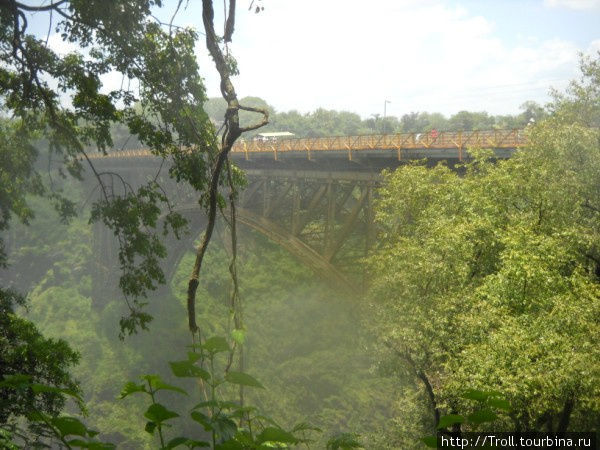 Если отвлечься, то можно представить себя первооткрывателем в диких джунглях, натолкнувшимся на мост другой цивилизации Виктория-Фоллс, Зимбабве