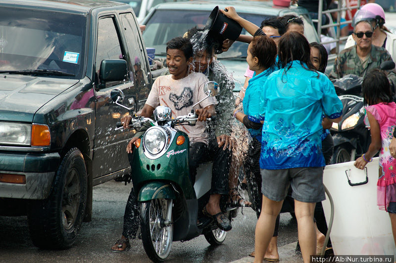 Ещё последующих три дня мы встречали буйнопразднующих на дорогах, то ли потому что не напраздновались вволю, то ли потому что объявляется Сонгкран в разных провинциях в разные дни. Краби, Таиланд