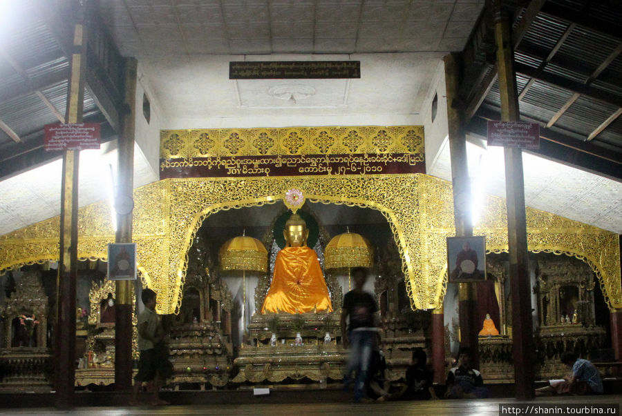 Поздно вечером в храме Ньяунг-Шве, Мьянма