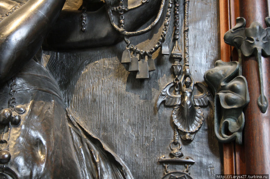 Деталь фасада магазина — ювелирные украшения в руках у дамы Деталь фасада магазина — ювелирные украшения в руках у дамы