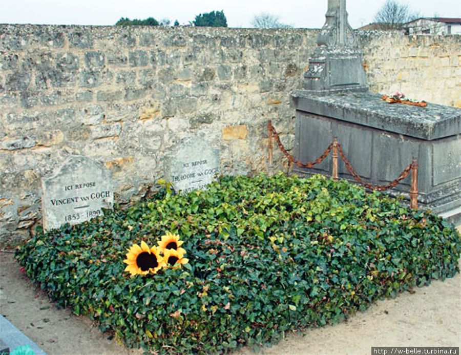 Могилы Винсента и Тео Ван Гога на кладбище Овера, покрытые плющом. Овер-сюр-Уаз, Франция