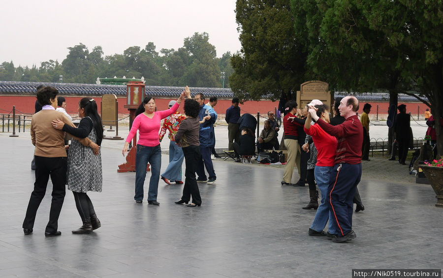 Некоторые утренней зарядке предпочитают танцы. Пекин, Китай