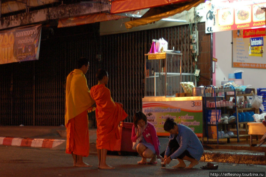 Еду монахи складывают в сумки-корзины, которые несут в руках. После этого над подавшими милостыню читаются мантры. Чиангмай, Таиланд