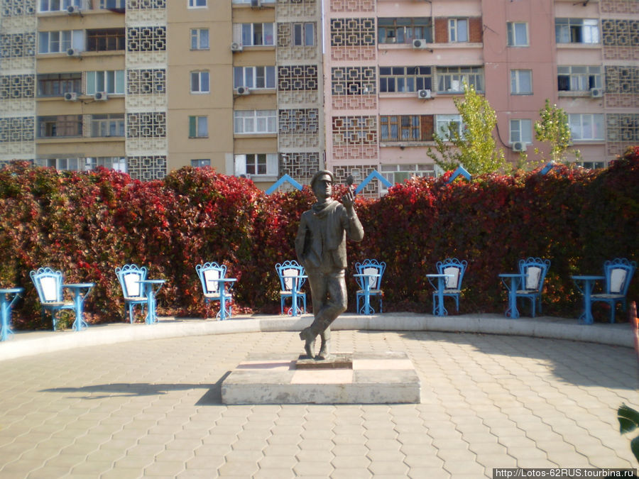Памятник Остапу Бендеру  и 12 стульям Элиста, Россия