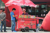 На каждом углу прохладительные напитки по 3 — 5 юаней.