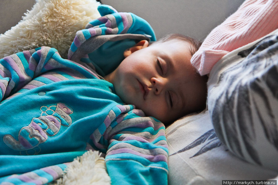 Несмотря на то, что младенцу не полагается отдельного места, нам выделили три места на троих и это позволило очень удобно разместиться и с комфортом поспать. Остров Пхукет, Таиланд Несмотря на то, что младенцу не полагается отдельного места, нам выделили три места на троих и это позволило очень удобно разместиться и с комфортом поспать. Остров Пхукет, Таиланд