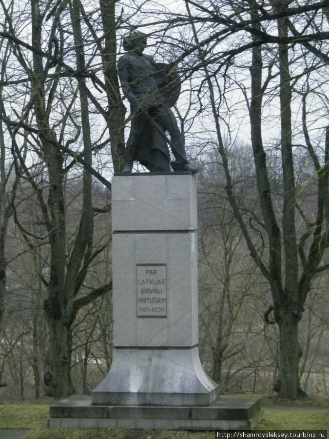 Памятник Свободы. Постамент установлен в 1929 году, фигура Земгальского воина в 1992 году Бауска, Латвия