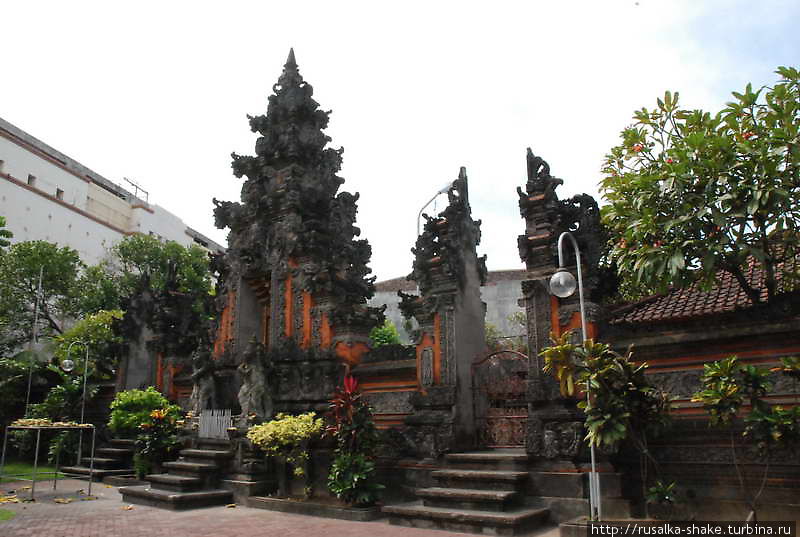 Храм для торговцев Гьяньяр, Индонезия