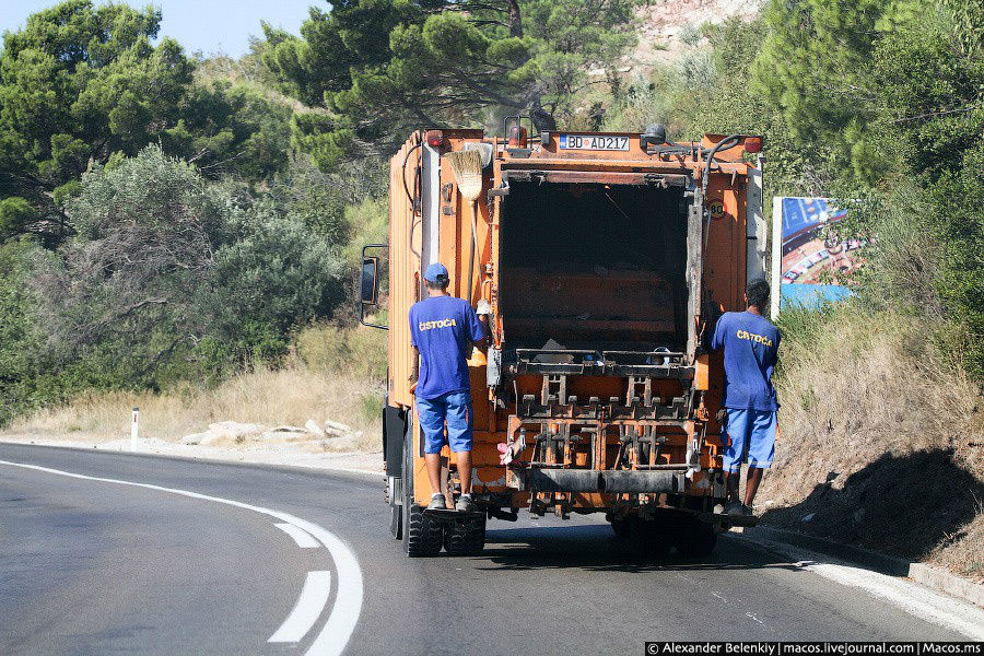 Меня поразило бесстрашие мусорщиков Черногории, которые путешествуют по трассе, зацепившись за грузовик. Черногория
