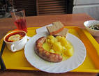 Мясная солянка, картошка с домашней колбасой, компот и грибы с солеными огурцами — за все 7 евро
