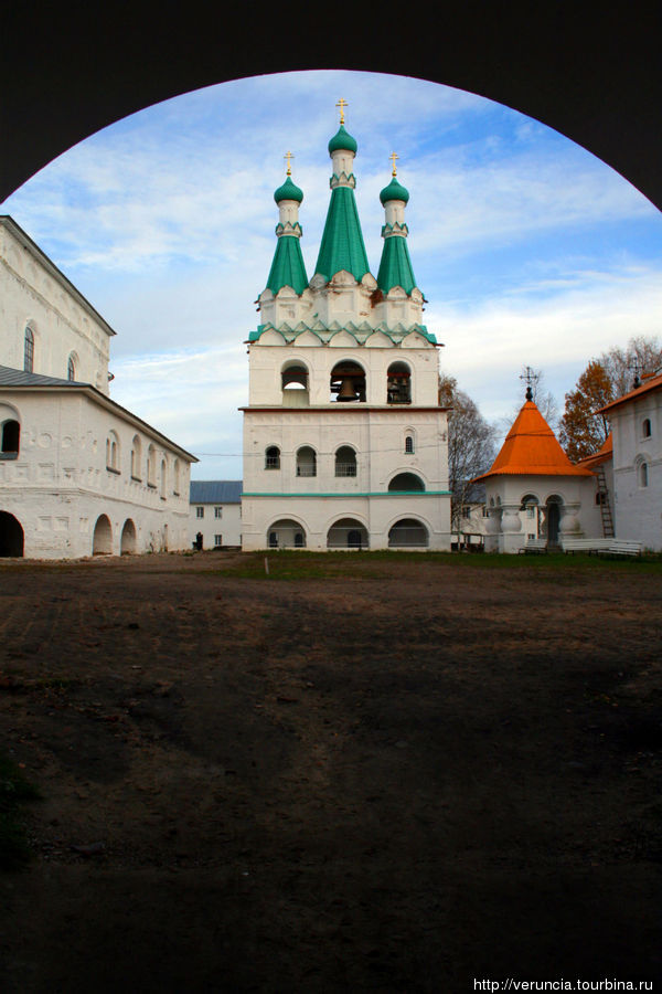 Звонница Свирского Троицкого монастыря Старая Слобода, Россия