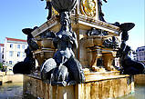 В центре площади находится слегка эротический фонтанНептун, почти точная копия фонтана на главной площади Болоньи.