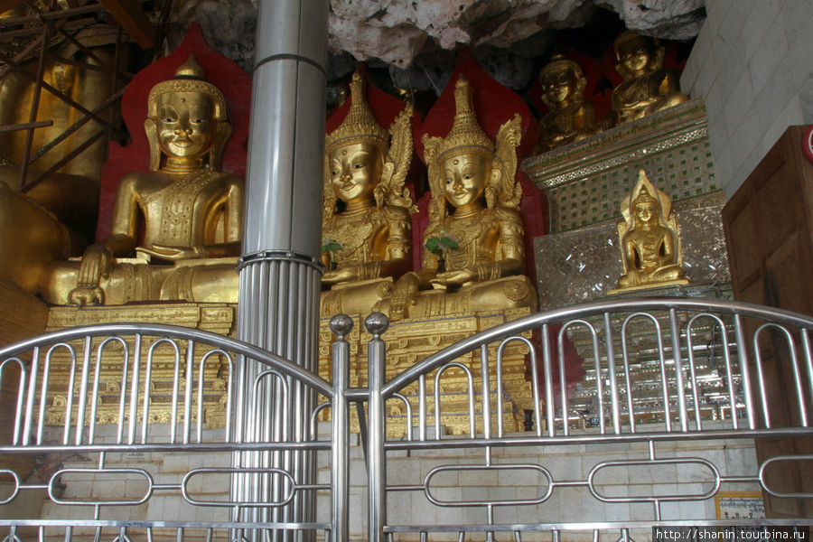 Маленькие золотые Будды — у ног главного Пиндайя, Мьянма