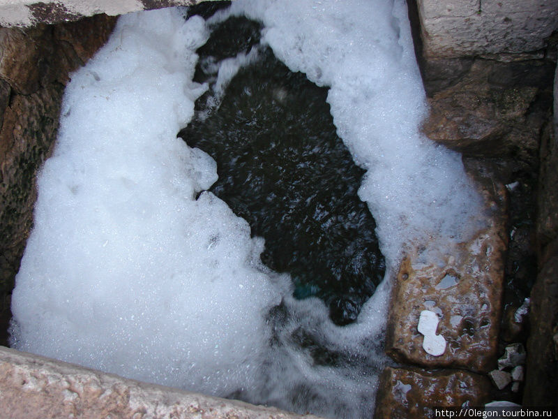 Вода запенилась и забурлила Хама, Сирия