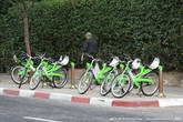 Велосипедные стоянки разбросаны по всему Тель-Авиву. Те, кто оплачивает абонемент (недорого) могут взять велик на одной стоянке, в течение часа или двух (?) вернуть на ту же или на другую. В Тель-Авиве это дело сразу стало популярным и востребованным.