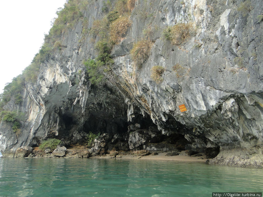 Пещера выглядит таинственно Халонг бухта, Вьетнам