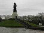 Памятник советскому солдату (в дверце там — венок торчит)