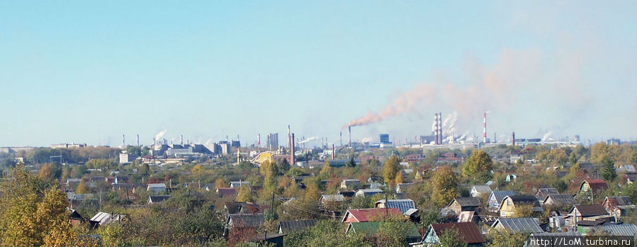вид на ЧерМК с одного из мостов города Череповец, Россия