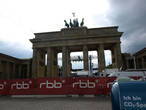 Бранденбурские ворота -символ восточного Берлина находятся на Парижской площади рядом с Рейхстагом